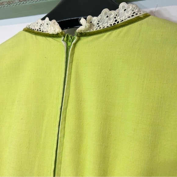 Vintage lime-green V-neck cottage core lace eyelet ruffle dress small women’s - Picture 3 of 10